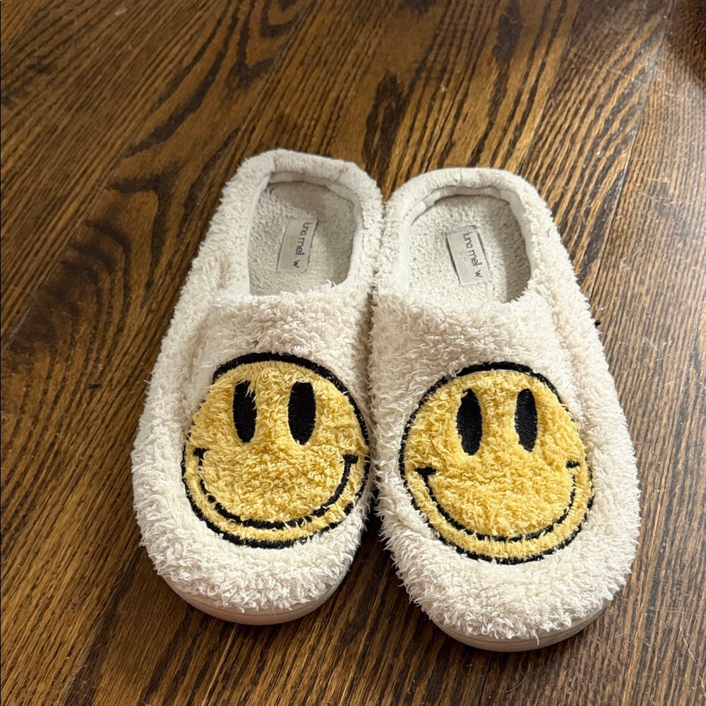 Women's Fuzzy Smiley Face Slippers - Cream